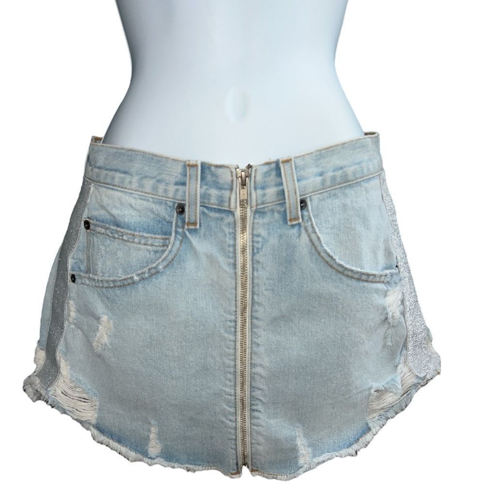 Carmar Los Angeles Distressed Light Wash Jean Mini Skirt Full Zip Size 27.